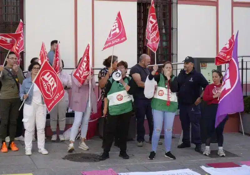 Concentración de las trabajadoras del Servicio de Ayuda a Domicilio frente al Ayuntamiento / Álvaro Vázquez