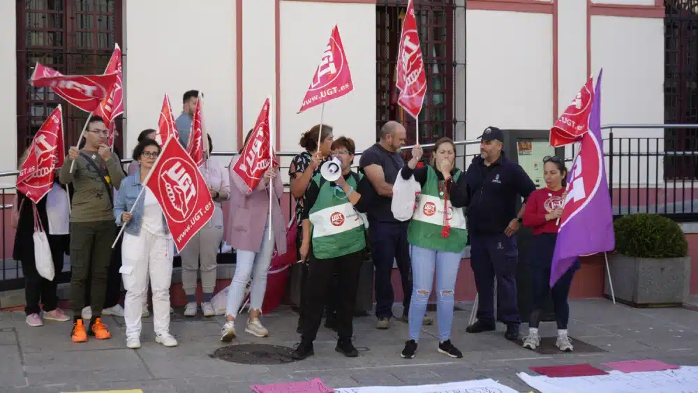 Concentración de las trabajadoras del Servicio de Ayuda a Domicilio frente al Ayuntamiento / Álvaro Vázquez