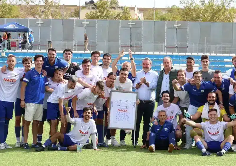 Plantilla completa del CD Alcalá posando en el Nuevo Estadio de Fútbol Ciudad de Alcalá . Cedida
