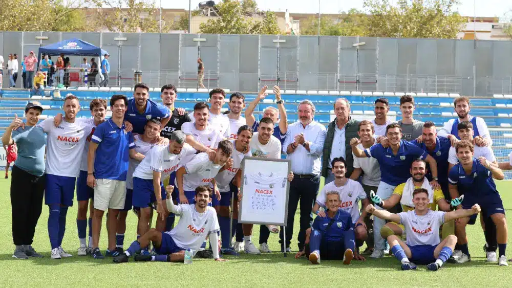 Plantilla completa del CD Alcalá posando en el Nuevo Estadio de Fútbol Ciudad de Alcalá . Cedida
