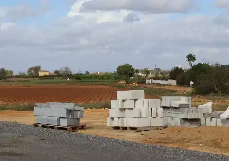 Material de construcción junto al tramo de carretera afectado por las obras en la Ronda Sur. Alejandro García
