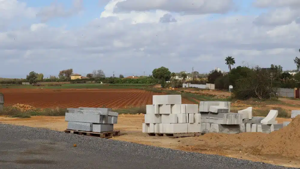 Material de construcción junto al tramo de carretera afectado por las obras en la Ronda Sur. Alejandro García