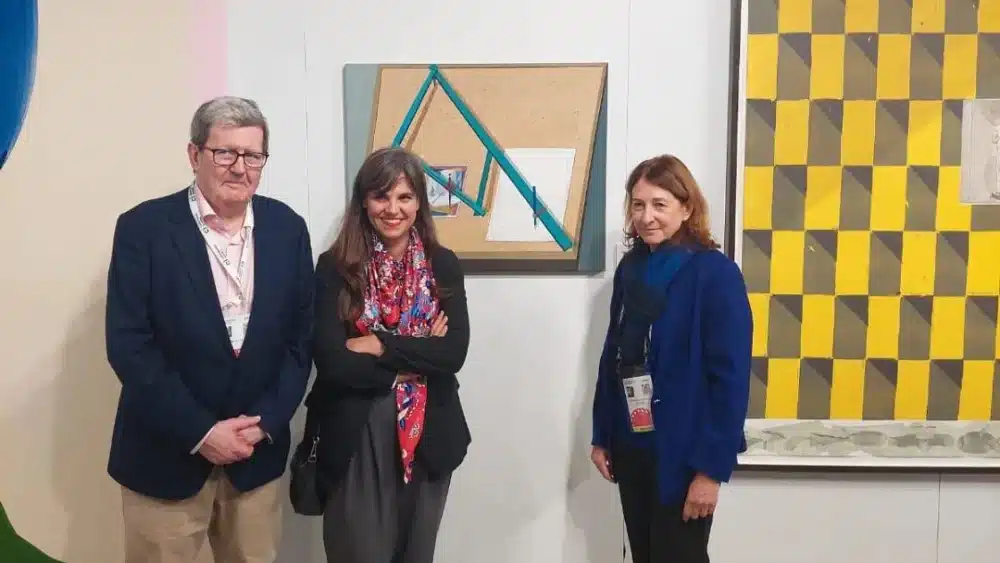 El comisario Juan Manuel Bonet, la artista Gloria Martín y la embajadora Cristina Latorre. Cedida