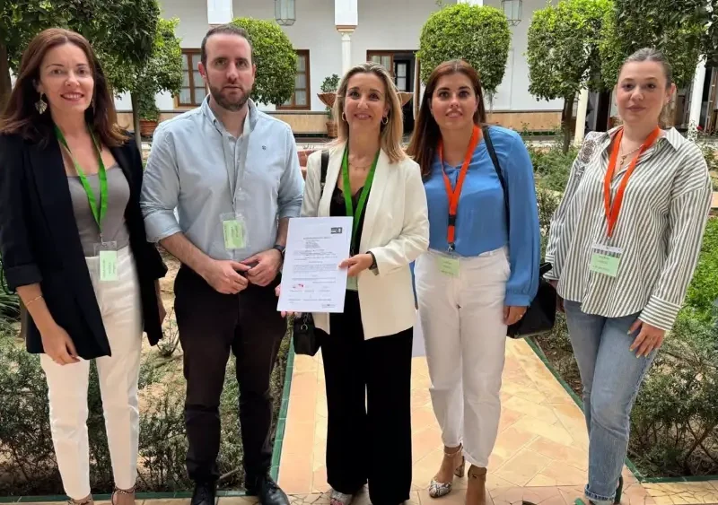 La alcaldesa de Alcalá lleva al Parlamento Andaluz "el grave problema" de la localidad con el autobús a Sevilla. - AYUNTAMIENTO DE ALCALÁ