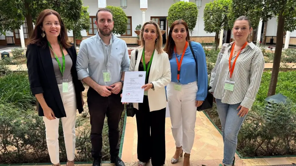 La alcaldesa de Alcalá lleva al Parlamento Andaluz "el grave problema" de la localidad con el autobús a Sevilla. - AYUNTAMIENTO DE ALCALÁ