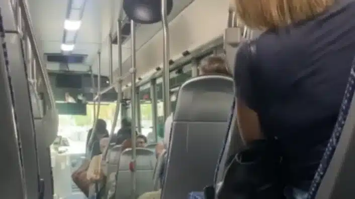 Captura del vídeo compartido en redes del bus interurbano de Alcalá. Redes sociales