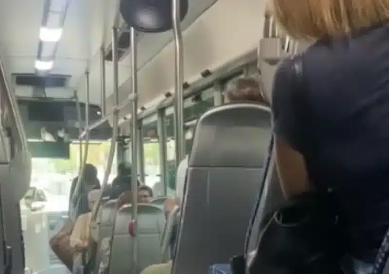 Captura del vídeo compartido en redes del bus interurbano de Alcalá. Redes sociales