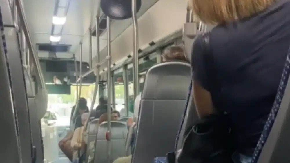 Captura del vídeo compartido en redes del bus interurbano de Alcalá. Redes sociales