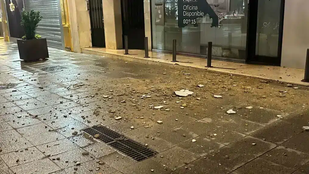 Cascotes de la cornisa caída en La Plazauela