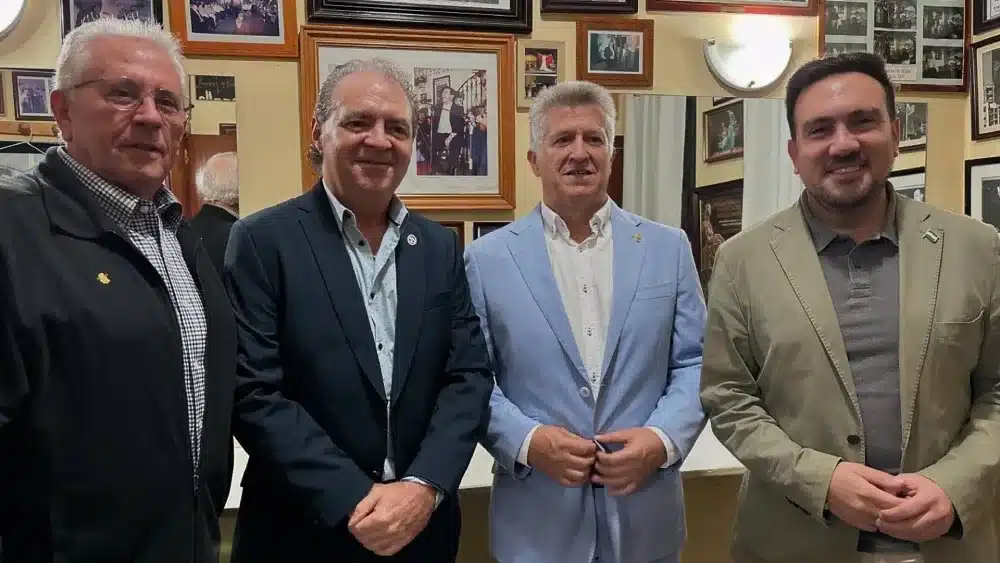 El delegado de Cultura del Ayuntamiento alcalareño, Christopher Rivas, ha sido partícipe de este prolegómeno de noches flamencas. - AYUNTAMIENTO DE ALCALÁ DE GUADAÍRA.