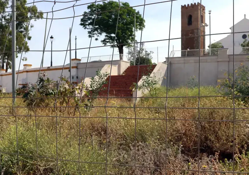 Obra abandonada en la explanada del Águila. Coral Gata