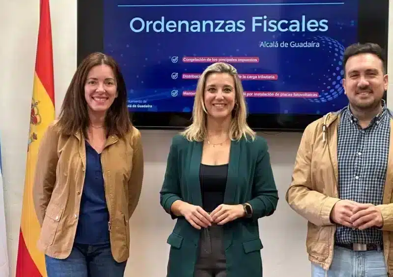 La alcaldesa de Alcalá, Ana Isabel Jiménez, en el centro, con los portavoces Ángeles Ballesteros y Christopher Rivas. - AYUNTAMIENTO DE ALCALA