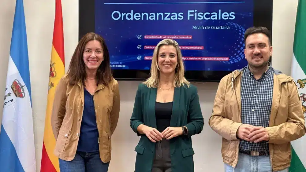 La alcaldesa de Alcalá, Ana Isabel Jiménez, en el centro, con los portavoces Ángeles Ballesteros y Christopher Rivas. - AYUNTAMIENTO DE ALCALA