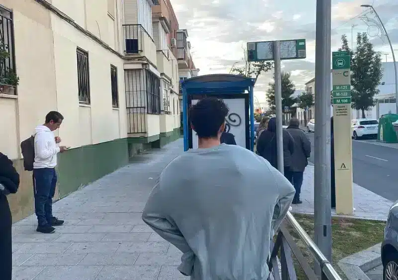 Parada de autobús en Alcalá en el primer día de huelga de transportes. Cedida