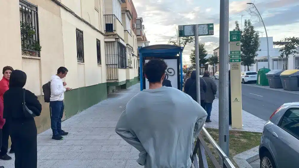 Parada de autobús en Alcalá en el primer día de huelga de transportes. Cedida