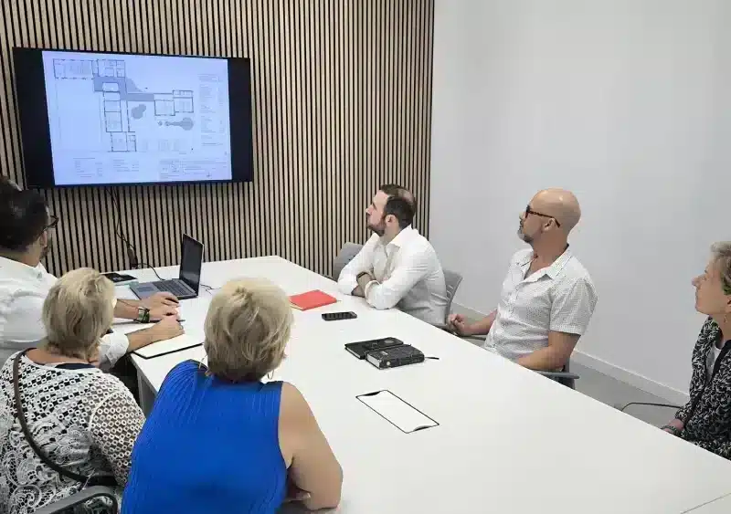 Los delegados municipales de Hábitat Urbano, David Delgado, y de Educación, Pablo Chain, se han reunido nuevamente con representantes de alumnos y profesores del centro. - AYUNTAMIENTO DE ALCALÁ DE GUADAÍRA.