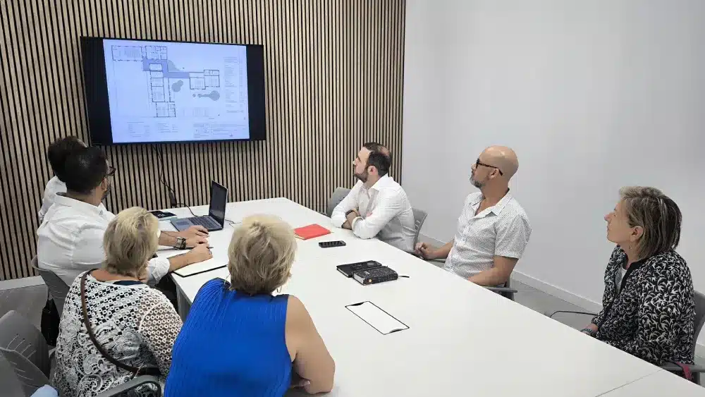 Los delegados municipales de Hábitat Urbano, David Delgado, y de Educación, Pablo Chain, se han reunido nuevamente con representantes de alumnos y profesores del centro. - AYUNTAMIENTO DE ALCALÁ DE GUADAÍRA.