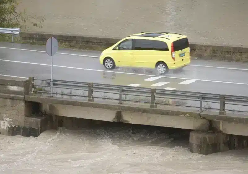 La crecida del río Guadaíra tras las lluvias en Alcalá. Álvaro Vázquez