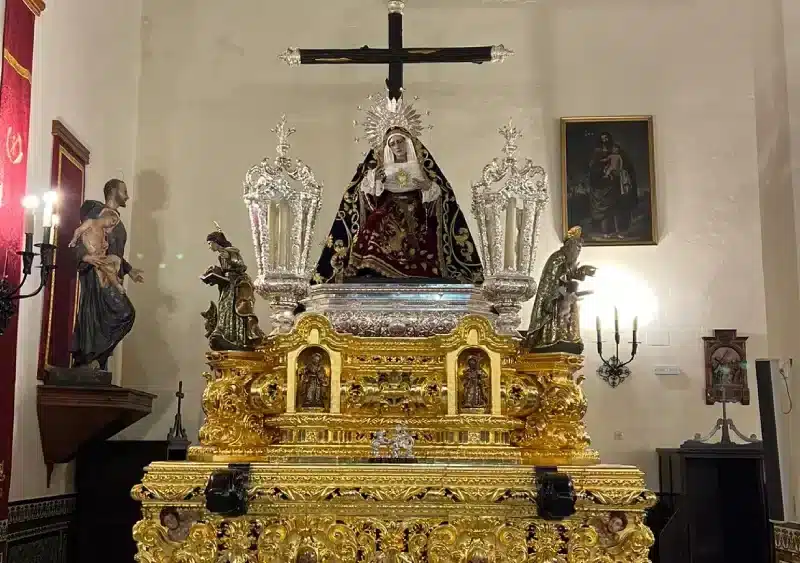 La Virgen de los Dolores en el paso para la salida extraordinaria
