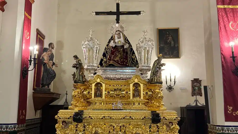 La Virgen de los Dolores en el paso para la salida extraordinaria