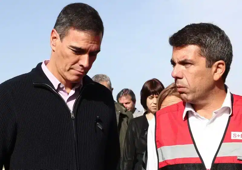 Pedro Sánchez conversa con Carlos Mazón, en el CECOPI. Pool Moncloa/Fernando Calvo