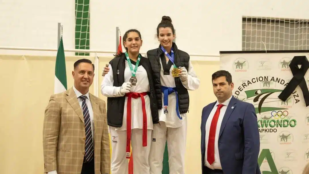 Amanda Jiménez (cinturón azul) subida al podio en Lucena
