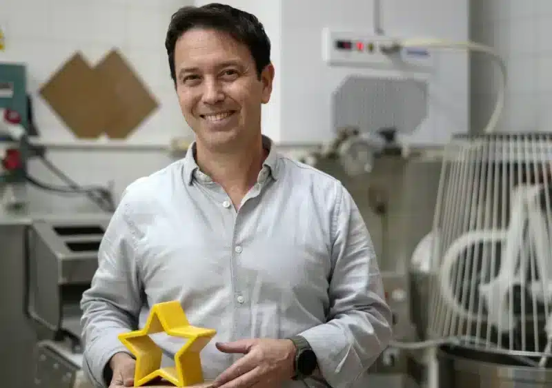 Eulogio González posa con la estrella que le reconoce como uno de los mejores panaderos de España. Álvaro Vázquez