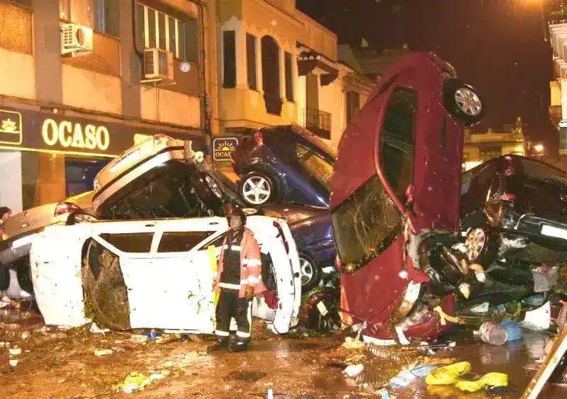 Coches agolpados en la calle Nuestra Señora del Águila tras las fuertes lluvias caídas en Alcalá el 3 de octubre del 2007. JM Ortega