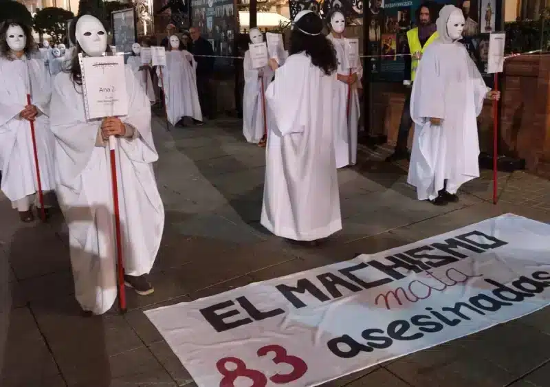 Marcha procesionaria de la asociación «Transformando ENTRE mujeres»