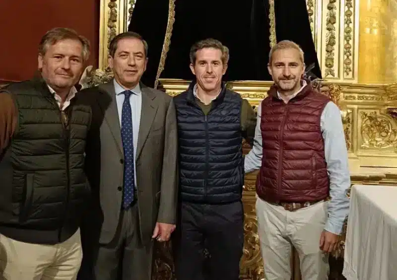 El nuevo capataz de la Esperanza junto a miembros de la Junta de Gobierno de la Hermandad