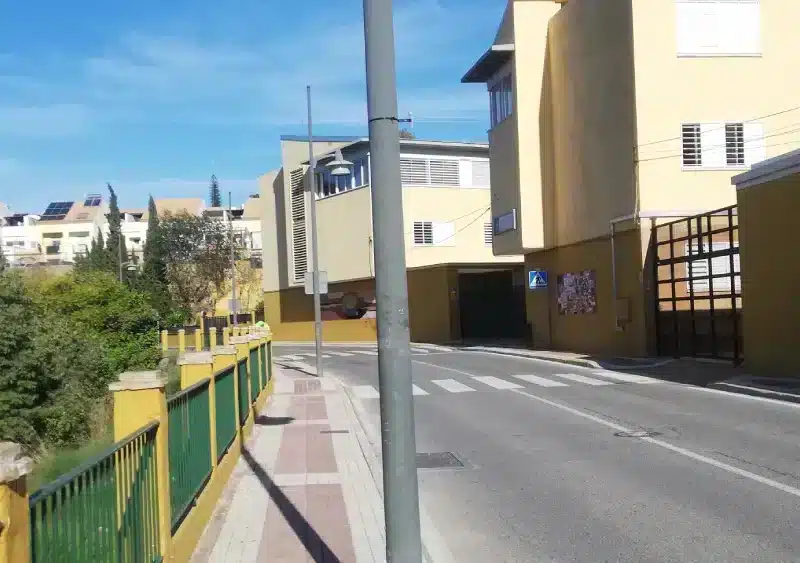 Sensor colocado en la farola para medir la calidad del aire