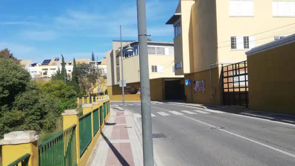 Sensor colocado en la farola para medir la calidad del aire