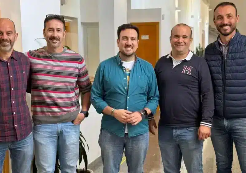 El delegado municipal de Patrimonio del Ayuntamiento de Alcalá de Guadaíra, Christopher Rivas y los miembros de la Asociación Andaluza de Exploraciones Subterráneas. LVA
