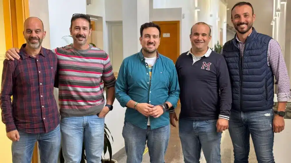 El delegado municipal de Patrimonio del Ayuntamiento de Alcalá de Guadaíra, Christopher Rivas y los miembros de la Asociación Andaluza de Exploraciones Subterráneas. LVA