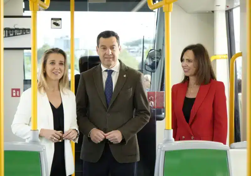 La alcaldesa Ana Isabel Jiménez, el presidente de la Junta Juanma Moreno y la Consejera de Fomento Rocío Ruiz. Álvaro Vázquez