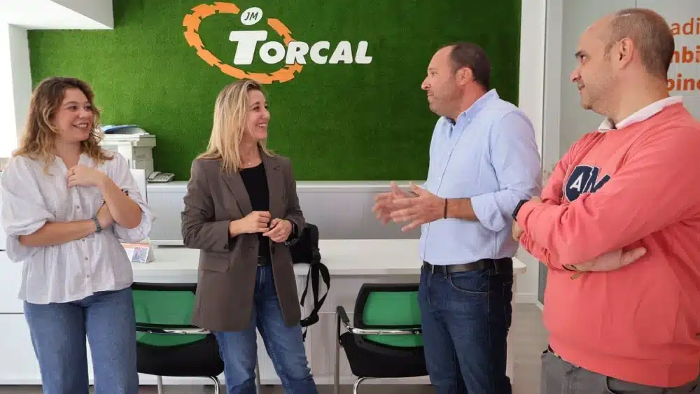 La alcaldesa de Alcalá visita una auto escuela - ALCALÁ DE GUADAÍRA