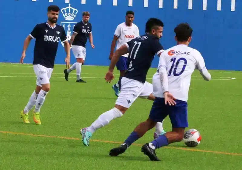 Jugadores del CD Alcalá y Estrella San Agustín en el primer derbi de la temporada