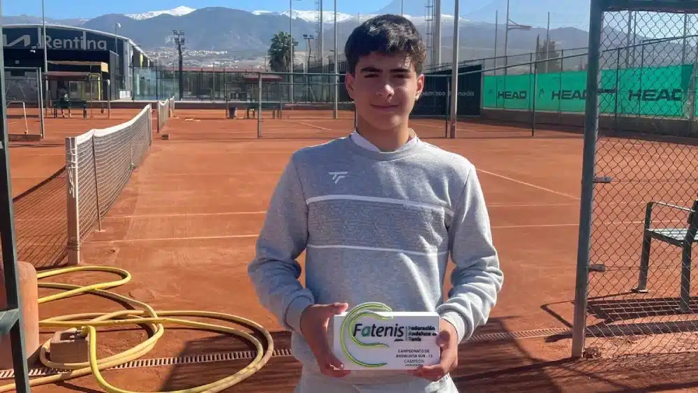 El tenista alcalareño Pepe García tras haber ganado del Campeonato de Andalucía de Tenis Sub 13. LVA