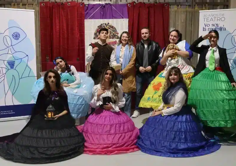 Jóvenes alcalareños representantes de una obra de teatro. LVA