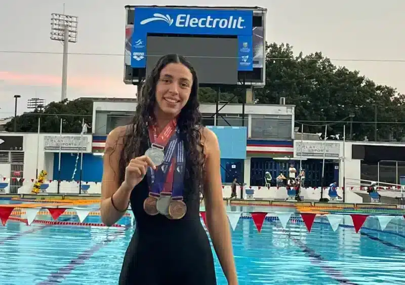 Ainhoa posa con las cinco medallas obtenidas en el Campeonato Nacional Interclubes en Colombia