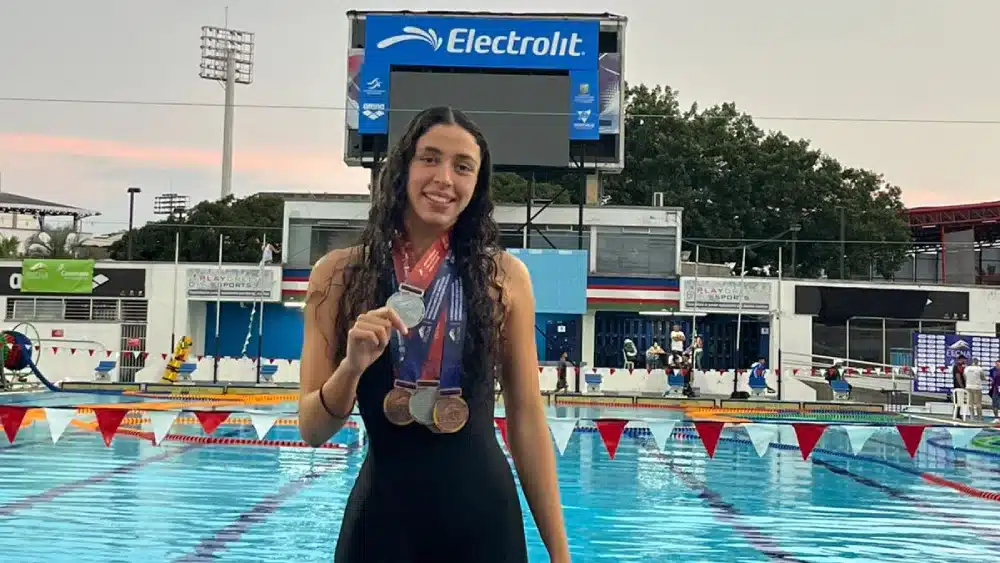 Ainhoa posa con las cinco medallas obtenidas en el Campeonato Nacional Interclubes en Colombia