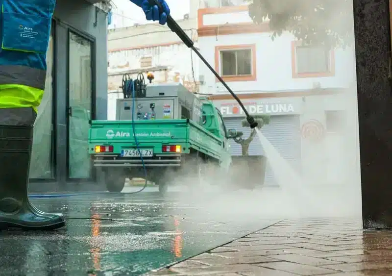 Efectivo de AIRA durante la limpieza.