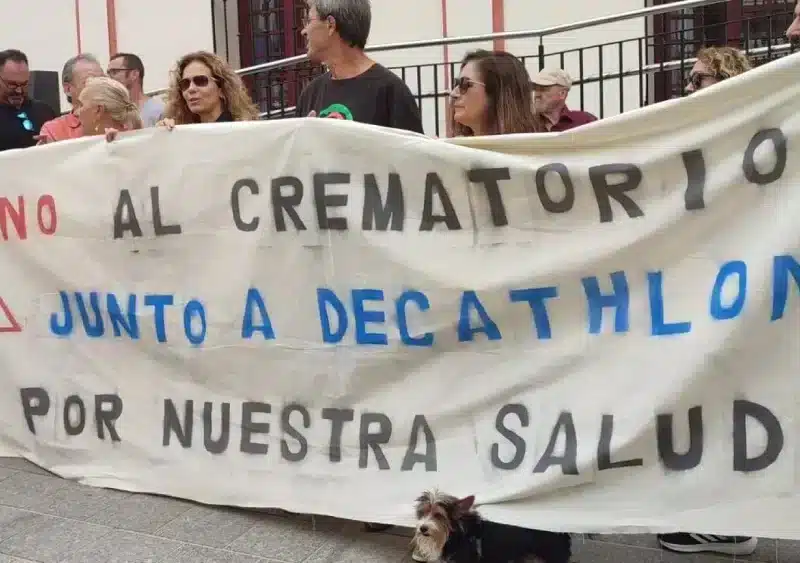 Archivo - Vecinos de las barriadas hispalenses de Hacienda San Antonio y Hacienda El Rosario ante el Ayuntamiento de Alcalá - AAVV ENTREHACIENDAS - Archivo