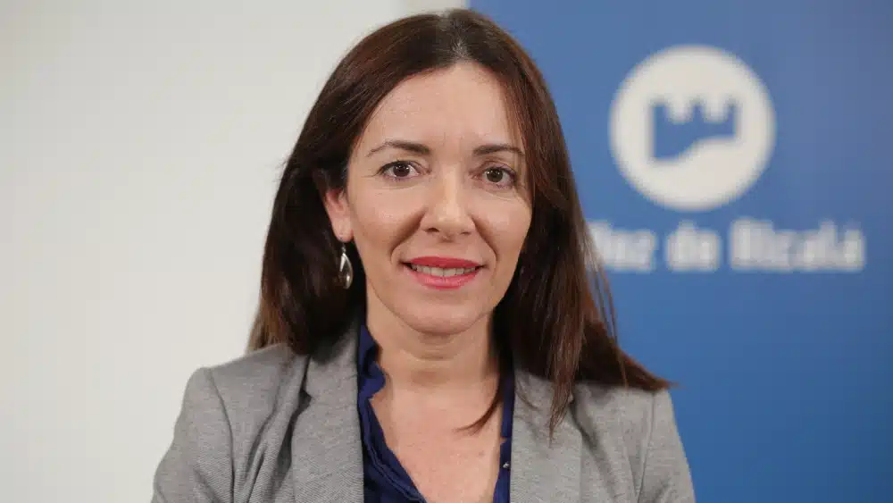Ángeles Ballesteros durante la entrevista en la redacción de La Voz de Alcalá. Álvaro Vázquez