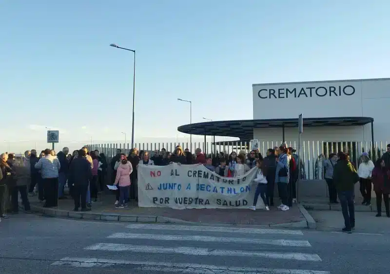 Imagen de la protesta vecinal ante el nuevo crematorio de Alcalá de Guadaíra. Francisco Amador