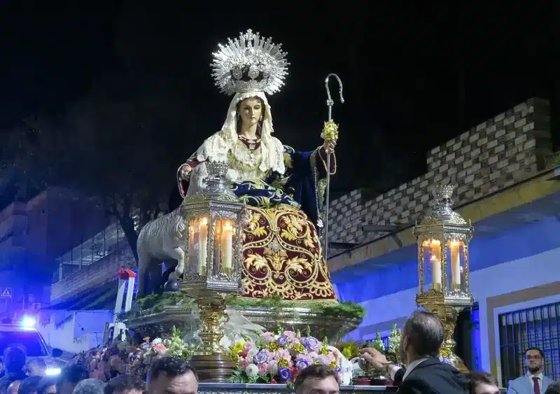 La Divina Pastora de Alcalá en procesión por su barrio por el décimo aniversario de su bendición. Juan Muñoz