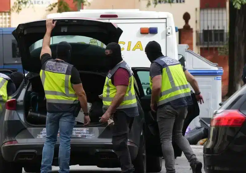 Archivo - Imagen de archivo de efectivos de la Policía Nacional desplegados en el Polígono Sur - María José López - Europa Press - Archivo