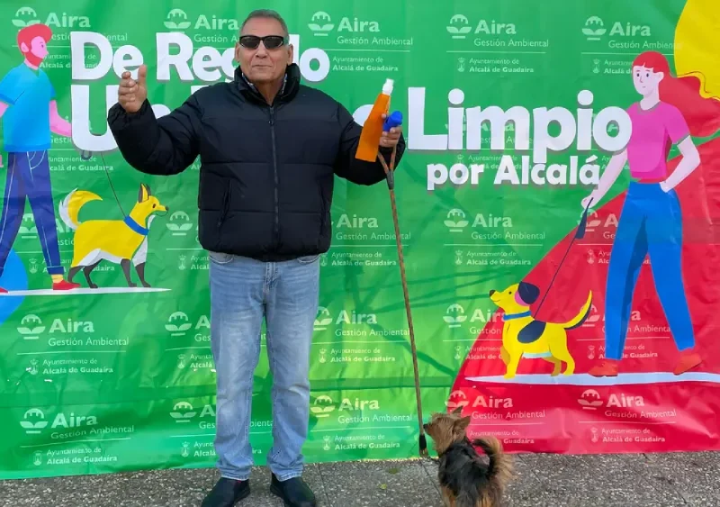 Hombre posando con un perro en el marco de De regalo un paseo limpio / Aira Gestión Ambiental