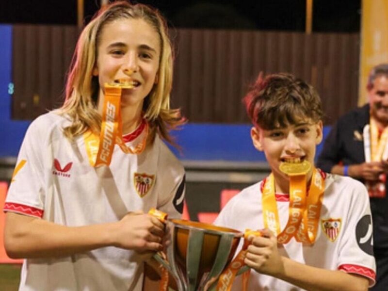 Aitor Francés y Pablo Bañez con el trofeo /LaLiga FC y Fundación José Ramón de la Morena