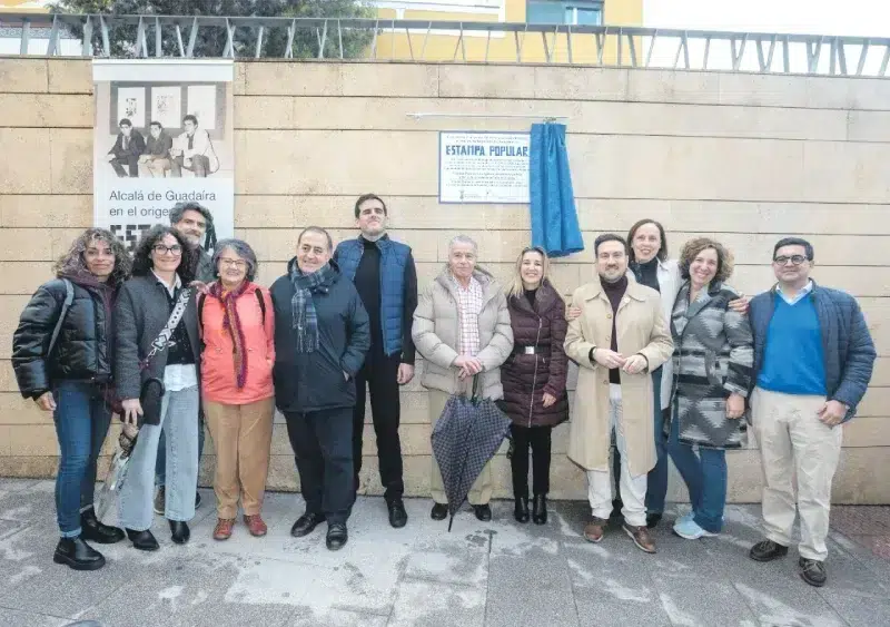 Familiares de los artistas de Estampa Popular y miembros de la corporación municipal durante el acto conmemorativo